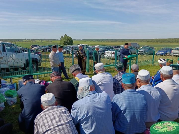 Паломники из разных регионов собрались у могилы святого в Дрожжановском районе