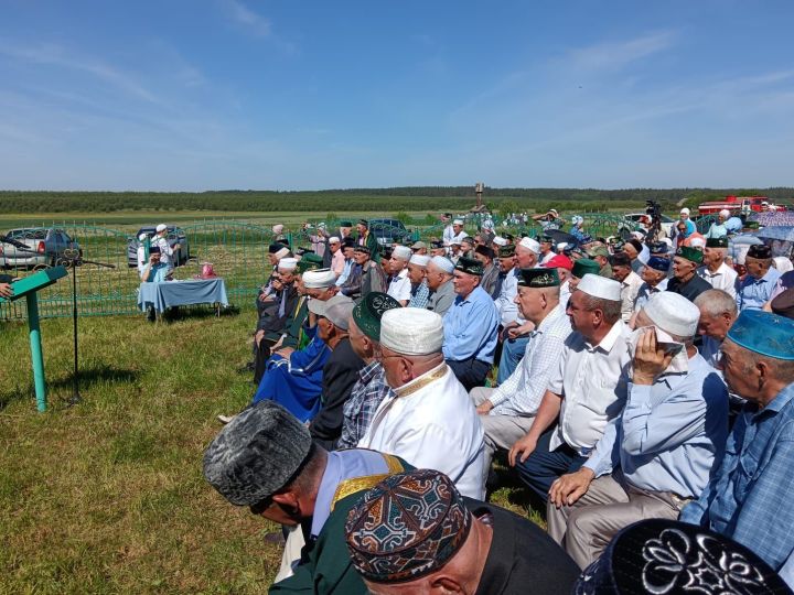 Паломники из разных регионов собрались у могилы святого в Дрожжановском районе