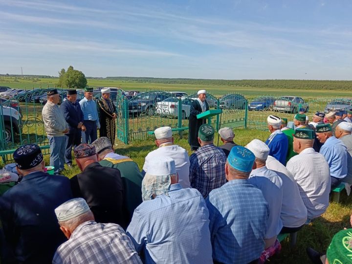 Паломники из разных регионов собрались у могилы святого в Дрожжановском районе