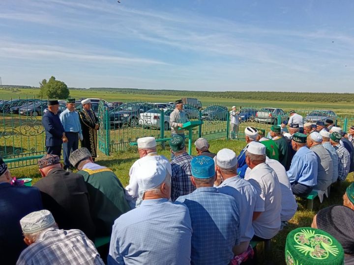 Паломники из разных регионов собрались у могилы святого в Дрожжановском районе