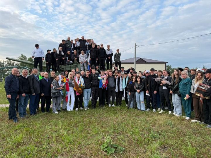 Восемь молодых защитников из Дрожжановского района РТ отправились служить