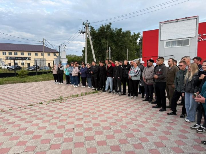 Восемь молодых защитников из Дрожжановского района РТ отправились служить