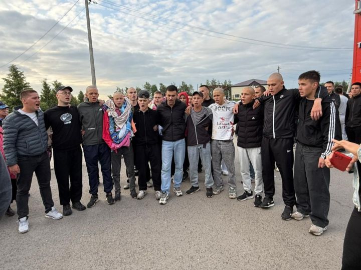 Восемь молодых защитников из Дрожжановского района РТ отправились служить