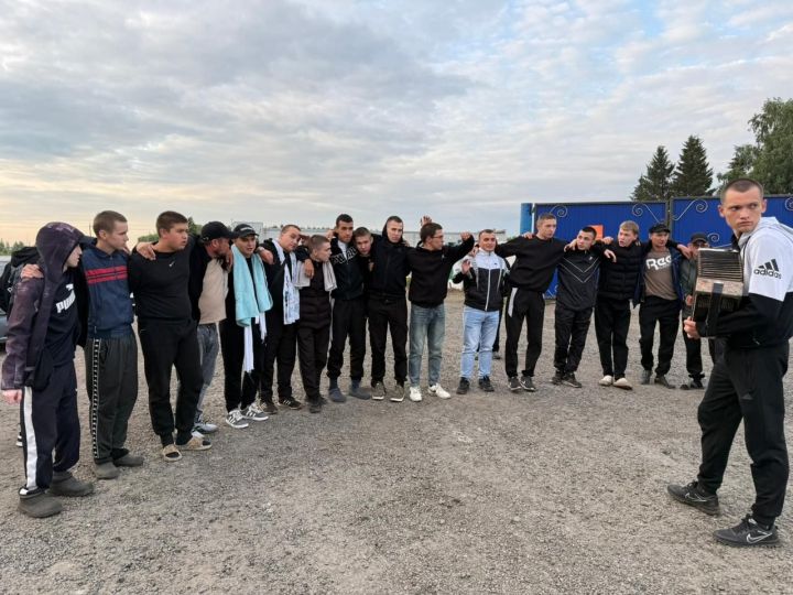 Восемь молодых защитников из Дрожжановского района РТ отправились служить