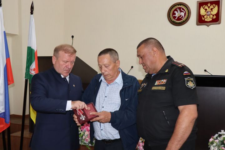 Церемония передачи наград семьям погибших участников СВО прошла в Дрожжановском районе