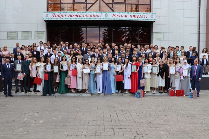 «Выпускной бал 2025» в Дрожжановском районе РТ: медалисты, награды и праздничная дискотека