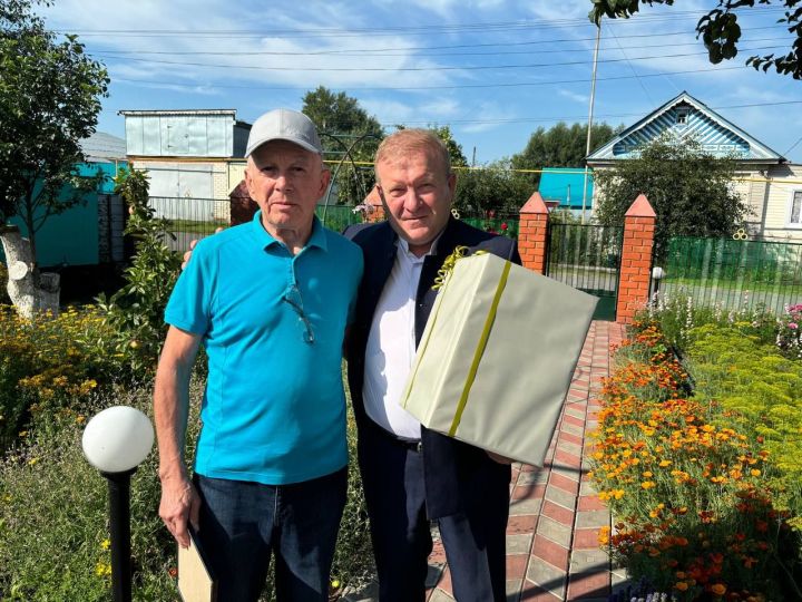 Глава Дрожжановского района поздравил Шаукета Алиуллова с юбилеем
