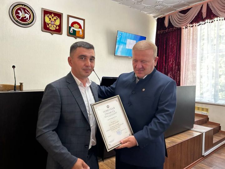 Деловой понедельник в Дрожжановском районе РТ начался с поздравлений и награждений