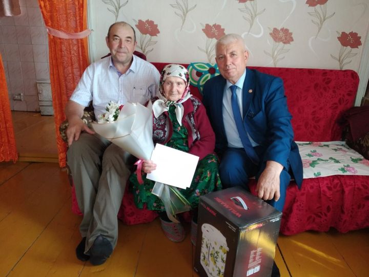 В свой юбилей жительница Новое Ильмово Дрожжановского района приняла поздравления от Президента России