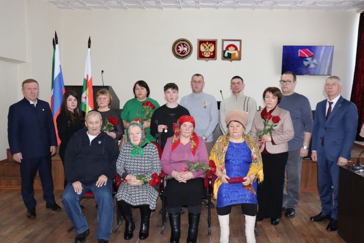 Улым исән, ул минем йөрәгемдә: Чүпрәле районында дәүләт бүләкләре тапшыру тантанасы булды