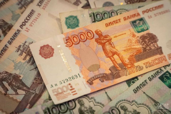 Минниханов утвердил повышение окладов госслужащих Татарстана на 10%