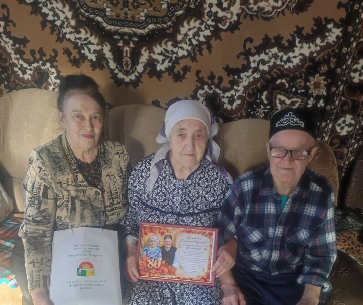 В Дрожжановском районе поздравили ветерана медицины