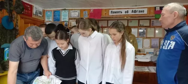 Урок мужества в личном музее ветерана: дрожжановские школьники прикоснулись к живой истории