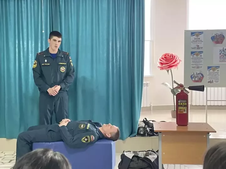 Сотрудники МЧС провели для лицеистов урок безопасности и мастер-класс по профориентации
