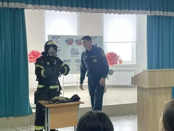 Сотрудники МЧС провели для лицеистов урок безопасности и мастер-класс по профориентации