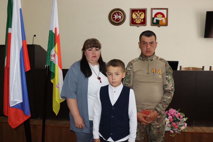 В Дрожжановском районе вручили и передали боевые награды защитникам Отечества
