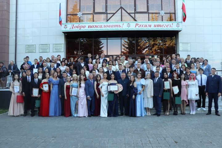 Выпускной бал 2026 в Дрожжановском районе: назвали выпускника года и наградили медалистов, активистов