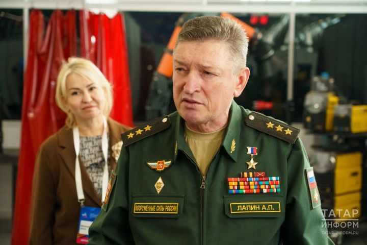 Герой России Александр Лапин встретился с ветеранами СВО на чемпионате «Абилимпикс» в Казани