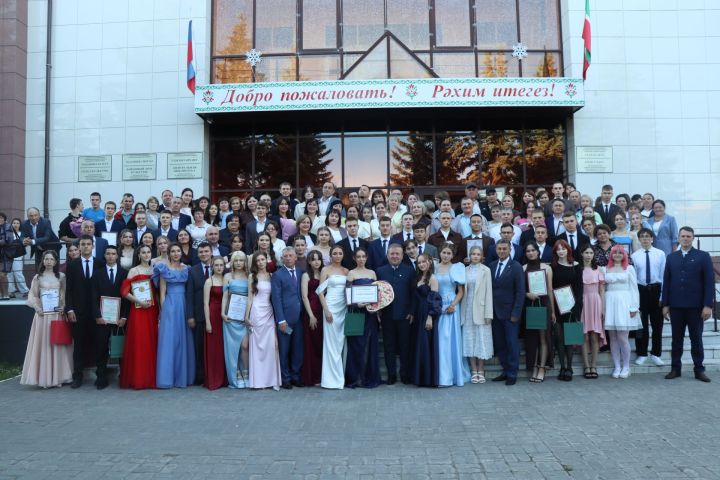 Ырă ҫул, сире, выпускниксем!