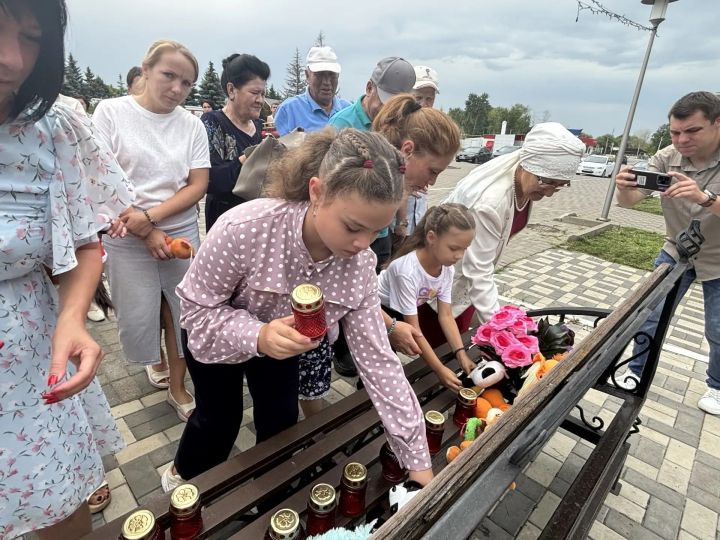 Чүпрәледә Донбасста һәлак булган балаларны искә алдылар
