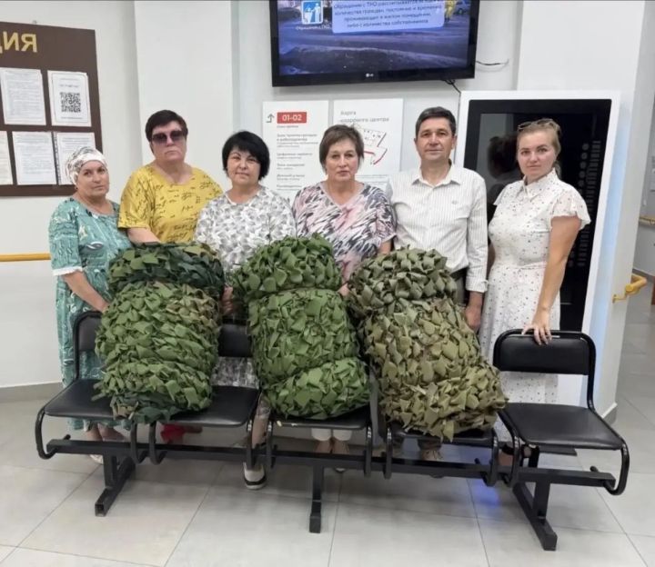Чүпрәледә социаль хезмәткәрләр маскировка челтәре үрәләр