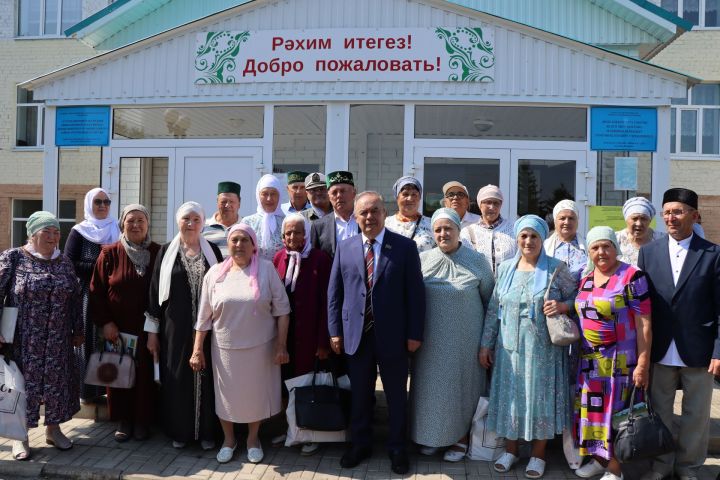 56 елдан соң, Чүпрәле районы Иске Кәкерле авылында сыйныфташлар очрашты