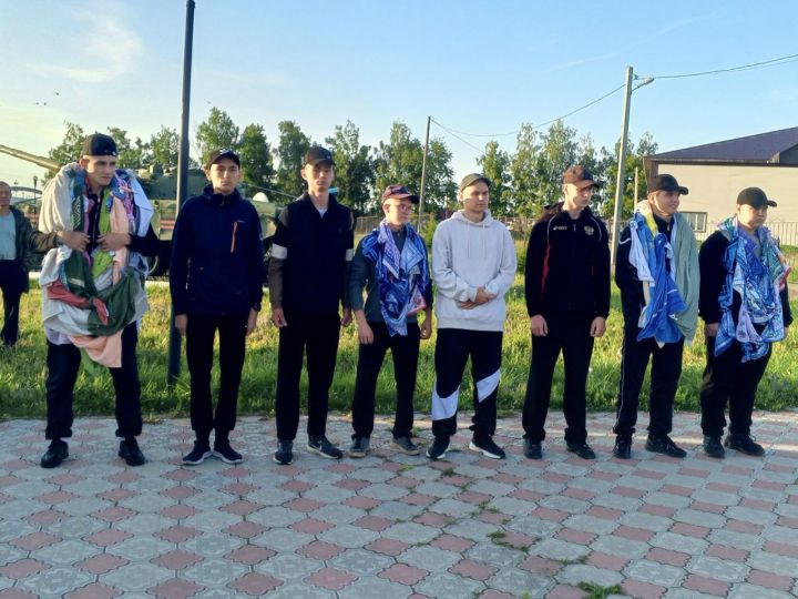 Чүпрәледә чираттагы язгы чакырылыш егетләре армиягә киттеләр