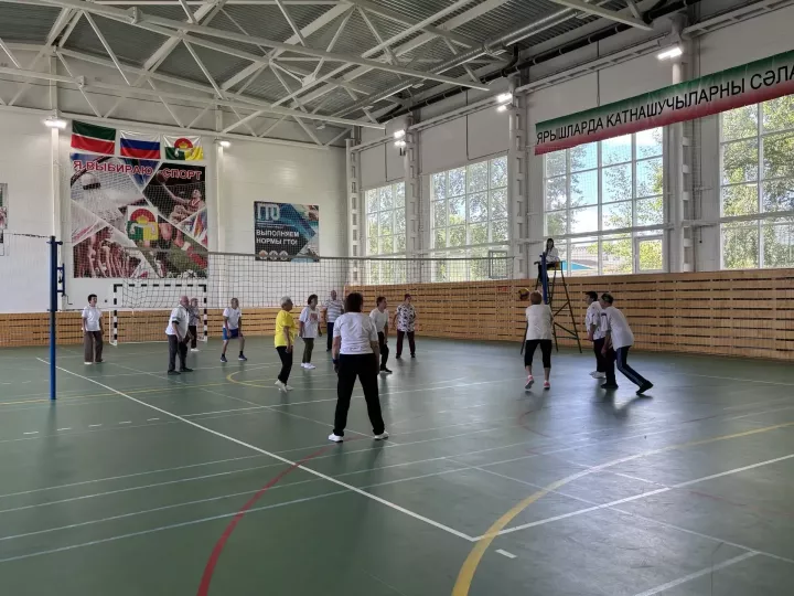 Спортивный дух и азарт: ветераны Дрожжановского района сразились в волейболе