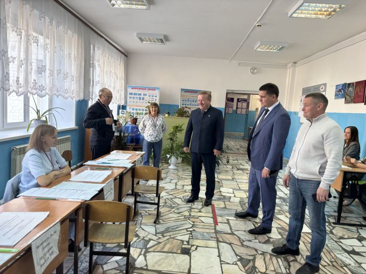 Глава района Марат Гафаров и Марат Ситдиков побывали на избирательных участках муниципалитета